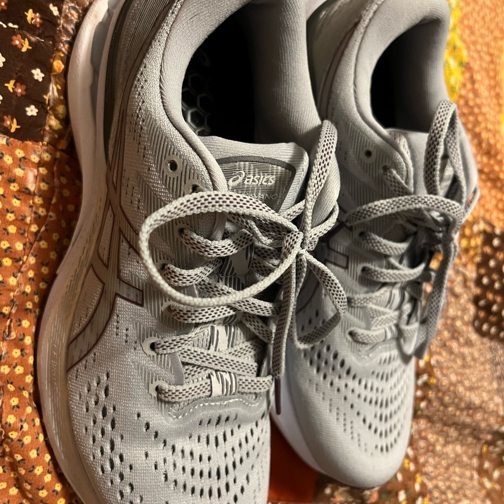 Asics Gel Kayano 28 Size 9 Women’s